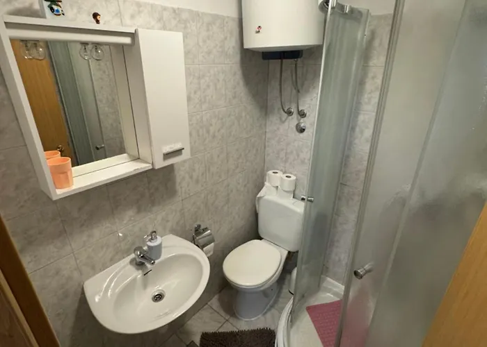 ダミラ ルームス ゲストハウス 3*