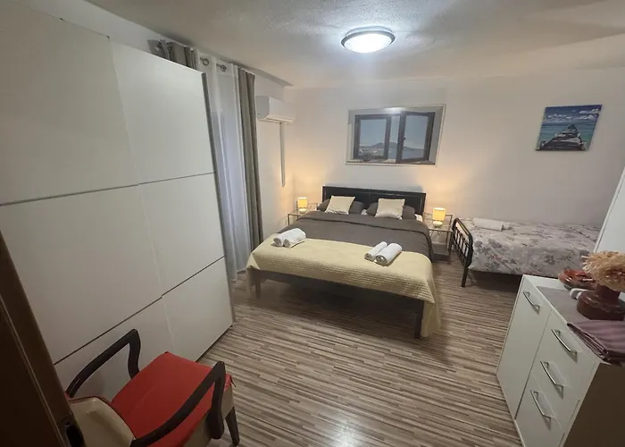 ダミラ ルームス 3* スプリト