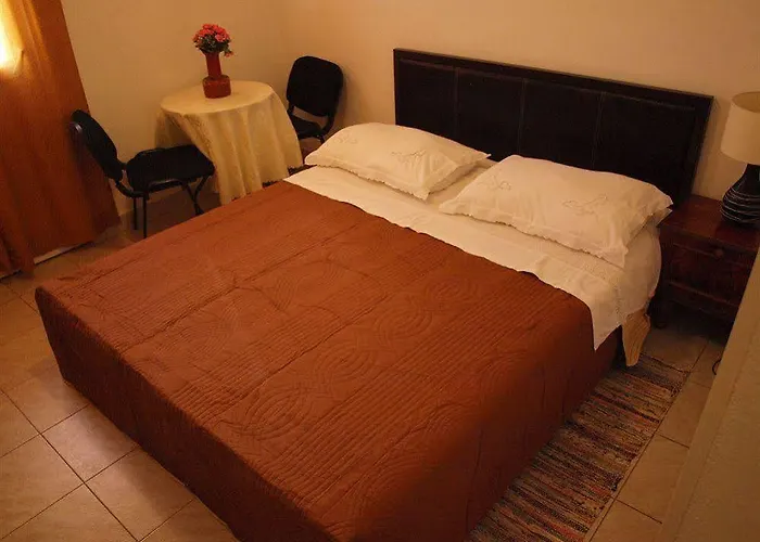 ダミラ ルームス ゲストハウス