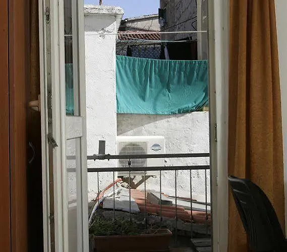 ダミラ ルームス ゲストハウス