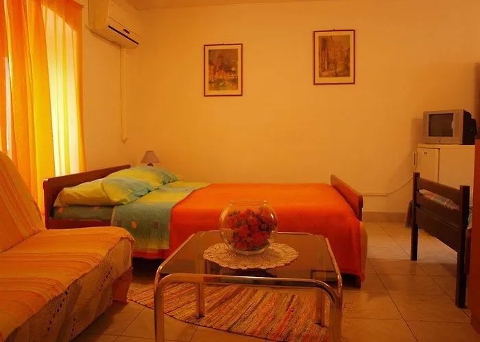 ダミラ ルームス 3* スプリト